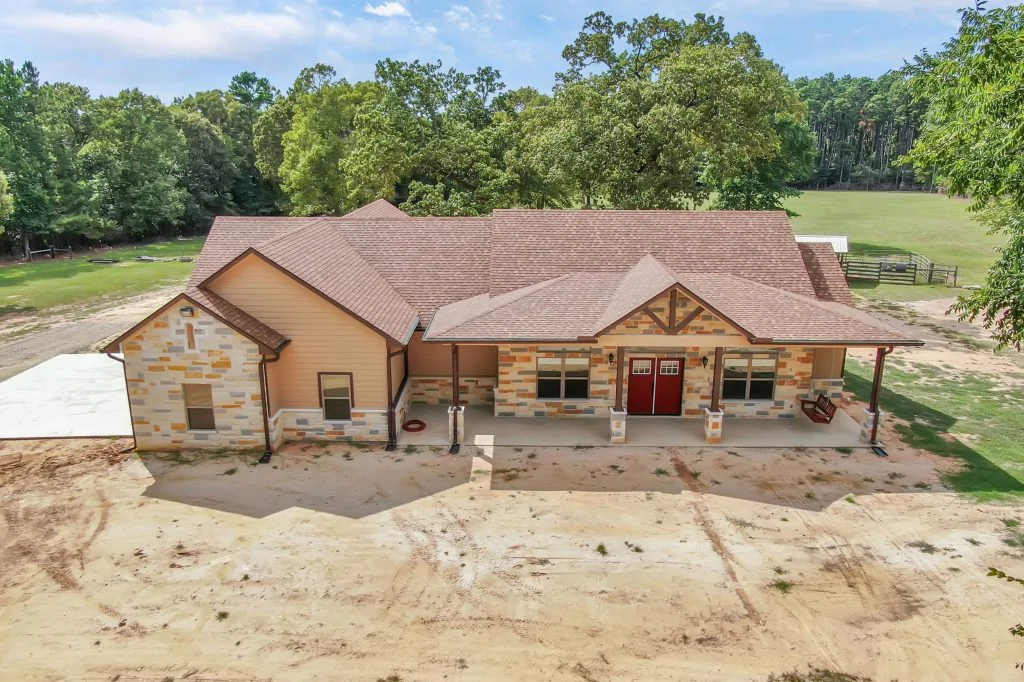 Conventional Home Barndominium Builder with Front View